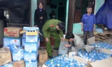 Công an tiến hành kiểm tra thu giữ các chai thực phẩm, gia vị không rõ nguồn gốc.