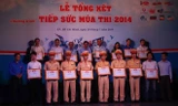 các chiến sĩ công an và các bác xe ôm nhận giấy khen Tiếp sức mùa thi