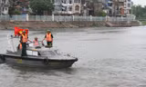 Chiến sĩ biên phòng giúp dân tránh bão