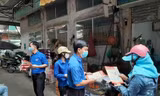 Đoàn viên thanh niên tỉnh Bắc Giang truyền thông phòng chống dịch bệnh đến người dân. 