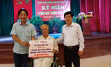 Ông Lê Minh Toản, Phó Tổng biên tập báo Tiền Phong thay mặt Tập đoàn Himlam tặng 10 triệu đồng Trung tâm Điều dưỡng thương binh Thuận Thành