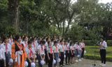 Các đại biểu Cháu ngoan Bác Hồ tỉnh Bắc Giang thực hiện nghi thức báo công dâng Bác. Ảnh Tuyết Mai.