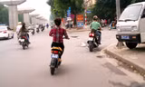 Thiếu nữ đi xe đạp điện biển số “khủng” 999.99