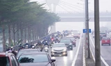 Hà Nội sương mù dày đặc kèm mưa phùn, phương tiện bật đèn ban ngày
