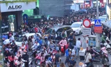 Biển người chờ xem Countdown, nhiều tuyến đường trung tâm Hà Nội ùn tắc