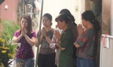 Nhiều người đến khu nhà trọ bị cháy ở Hà Nội thắp hương cho các nạn nhân xấu số
