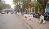 Muôn kiểu rào chắn không cho ôtô đỗ cửa, cấm xe leo vỉa hè ở Hà Nội