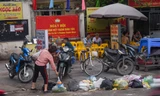 Rác thải sinh hoạt ngổn ngang trên nhiều cây cầu, tuyến phố Hà Nội