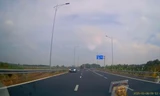 Clip: 44 giây kinh hãi khi ô tô lao ngược chiều trên đường dẫn cao tốc Phan Thiết - Dầu Giây