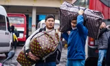 Người dân lỉnh kỉnh đồ đạc, ùn ùn trở về quê trước kỳ nghỉ Tết Nguyên đán