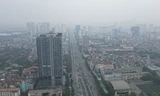 Gần trưa, bầu trời Hà Nội vẫn mù mịt sương