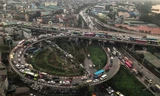 Hà Nội: Cầu Vĩnh Tuy ùn tắc nghiêm trọng trong nhiều giờ