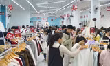 Black Friday đúng đợt rét nhất từ đầu mùa, người Hà Nội đổ xô mua quần áo 