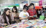 Đông người xem, vắng người mua tại Hội chợ sách Quốc tế lần 4 Ảnh: T.Toan
