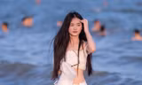 Nhiều người 'giải nhiệt' ở Bãi Cháy