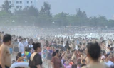 'Biển người' chen chân ở bãi tắm Cửa Lò 