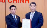 Thừa ủy quyền của Thủ tướng Chính phủ, ông Hồ Đức Phớc - Ủy viên BCH Trung ương Đảng, Bí Thư Ban cán sự Đảng, Bộ trưởng Bộ Tài chính đã trao quyết định bổ nhiệm cho ông Cao Anh Tuấn.