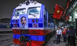 Xúc động hình ảnh đoàn tàu Thống Nhất đặc biệt nhất 50 năm rời ga Hà Nội 