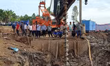 Bé trai 10 tuổi rơi xuống hố bê tông: Chủ tịch Đồng Tháp trực tiếp chỉ huy giải cứu