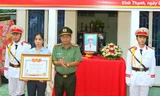 Trao bằng Tổ quốc ghi công tới thân nhân đồng chí công an hi sinh khi bắt cướp