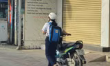 Học sinh đến trường muộn vì xe hết xăng phải dắt bộ 