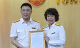 Phó Tổng cục trưởng Mai Sơn trao quyết định điều động, bổ nhiệm bà Tạ Thị Phương Lan. 