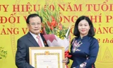 Phó Bí thư Thường trực Thành ủy Hà Nội Nguyễn Thị Tuyến trao Huy hiệu 50 năm tuổi Đảng cho nguyên Bí thư Thành ủy Hà Nội Phạm Quang Nghị