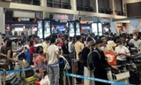 Dòng người 'vây kín' sân bay Tân Sơn Nhất từ sáng sớm 27 Tết