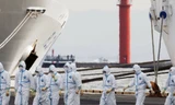 Nhân viên y tế gần du thuyền Diamond Princess đang được cách ly ở Nhật Bản. Ảnh: CGTN.