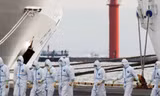 Nhân viên y tế gần du thuyền Diamond Princess đang được cách ly ở Nhật Bản. Ảnh: CGTN.