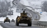 Đoàn xe bọc thép của Nga di chuyển dọc theo đường cao tốc ở Crimea hồi đầu tháng này. Ảnh: AP. 