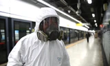 Người phụ trách khử trùng tại một ga tàu điện ngầm ở thủ đô Seoul của Hàn Quốc. Ảnh: Getty.