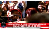 Súng ngắn chĩa vào đầu Phó tổng thống Argentina Cristina Fernandez de Kirchner. Nguồn: CNN.