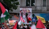 Những người biểu tình vẫy cờ Palestine dưới chân dung của lãnh đạo Hamas Ismail Haniyeh tại Tehran, Iran ngày 31/7/2024. Ảnh: Getty Images. 