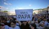 Đám đông tập trung ở Quảng trường Thánh Peter chờ sự xuất hiện của tân Giáo hoàng. Ảnh: AP.