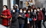 Xếp hàng mua khẩu trang tại một hiệu thuốc ở thành phố Daegu (Hàn Quốc) hôm 3/3. Ảnh: Getty.