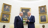 Tổng thống Joe Biden (phải) trò chuyện với Thủ tướng Israel Benjamin Netanyahu (trái) trong Phòng Bầu dục của Nhà Trắng tại Washington, ngày 25/7/2024. Các quan chức Mỹ cho biết chính quyền Biden tin rằng họ đã đạt được đảm bảo từ Israel rằng Israel sẽ không tấn công các địa điểm hạt nhân hoặc dầu mỏ của Iran khi đang lên kế hoạch đáp trả sau cuộc tấn công tên lửa của Iran vào đầu tháng này. Các quan chức này, nói với điều kiện giấu tên để thảo luận về các cuộc đàm phán ngoại giao kín, cảnh báo rằng cam kết này không phải là tuyệt đối và hoàn cảnh có thể thay đổi. Ảnh: AP.