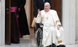 Giáo hoàng Francis đến tham dự buổi tiếp kiến chung hằng tuần tại Vatican trong tháng 2/2025. Ảnh: AP.
