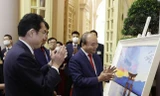 Ngày 1/5/2022 tại Hà Nội, Chủ tịch nước Nguyễn Xuân Phúc và Thủ tướng Nhật Bản Kishida Fumio xem tác phẩm hội họa của các họa sỹ Việt Nam về phong cảnh Nhật Bản. Ảnh: Thống Nhất/TTXVN.