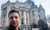 Trong bức ảnh do Văn phòng Báo chí Tổng thống Ukraine cung cấp, Tổng thống Ukraine Volodymyr Zelensky phát biểu trước quốc dân qua điện thoại thông minh ở trung tâm thủ đô Kiev ngày 26/2. Ảnh: Văn phòng Báo chí Tổng thống Ukraine/AP. 