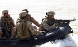 Lính Mỹ tuần tra trên thuyền tấn công làm bằng cao su có gắn động cơ. Ảnh: Military Factory.