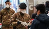 Cảnh sát và binh sĩ Italy kiểm tra hành khách rời nhà ga xe lửa Milano Centrale. Ảnh: Getty. Bergamo, Italy. Ảnh: EPA. 