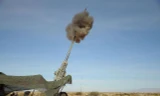 Quả đạn Excalibur phóng ra từ nòng lựu pháo M777. Ảnh: Quân đội Mỹ.
