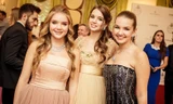 Các ái nữ đình đám khoe sắc trong dạ tiệc trưởng thành ở Nga 