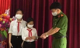 Công an xã Thượng Hóa (Minh Hóa - Quảng Bình) nhận bàn giao số tiền 7 triệu đồng mà hai em học sinh nhặt được.