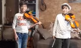 Anh em sinh đôi người Ý biểu diễn violin cực hay khi cách ly tại nhà