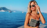 'Búp bê' tóc vàng Frida Aasen táo bạo bán nude