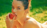 Alessandra Ambrosio quyến rũ như nàng thơ trong ảnh bán nude