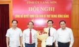 Lãnh đạo tỉnh Lạng Sơn tặng hoa chúc mừng ông Nguyễn Hoàng Tùng.