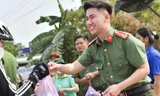 'Mấy anh ra vẫy tay cũng hơi sợ, nhưng đâu biết được quà bất ngờ, vui quá xá!'